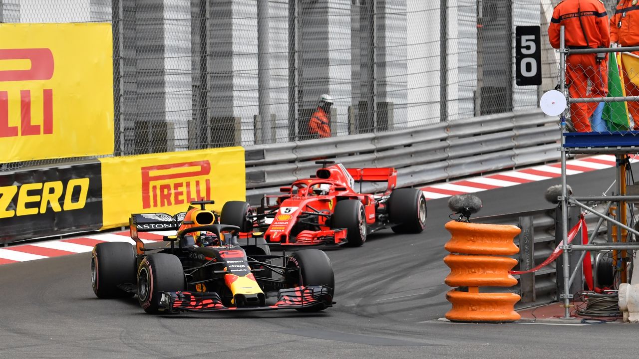 Red Bull's Daniel Ricciardo leads the 2018 Monaco Grand Prix with Sebastian Vettel close behind in his Ferrari. 