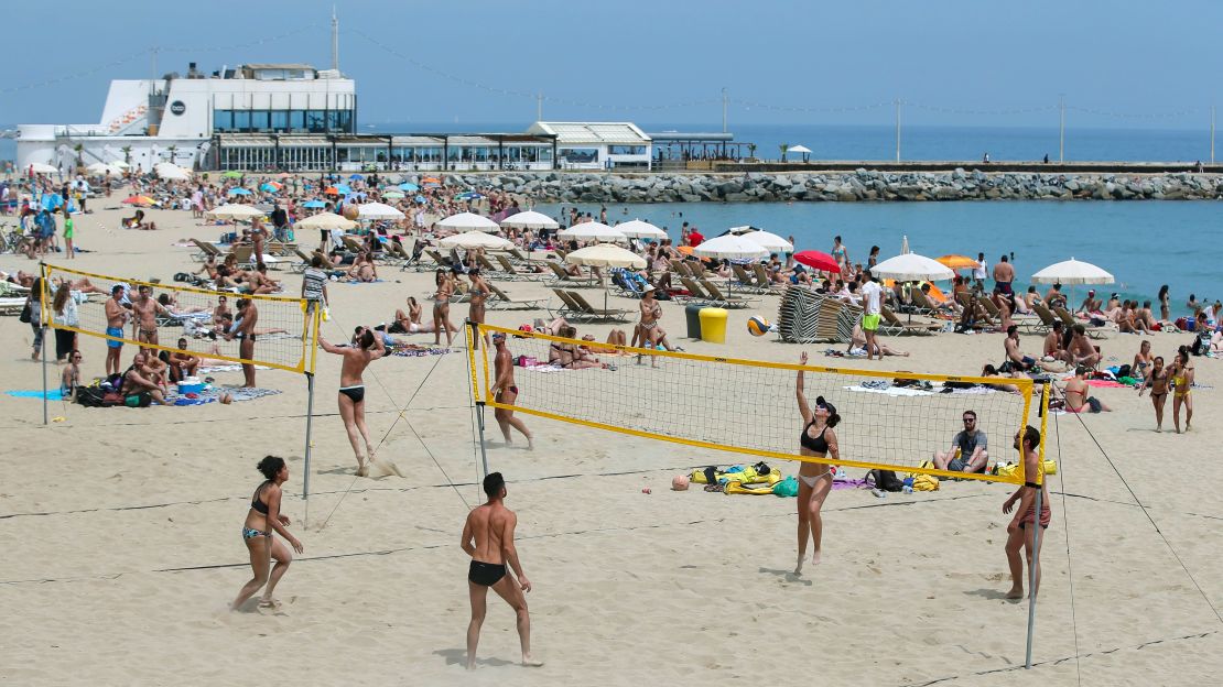 Mar Bella: Where Barcelona's beach scene gets laid back.