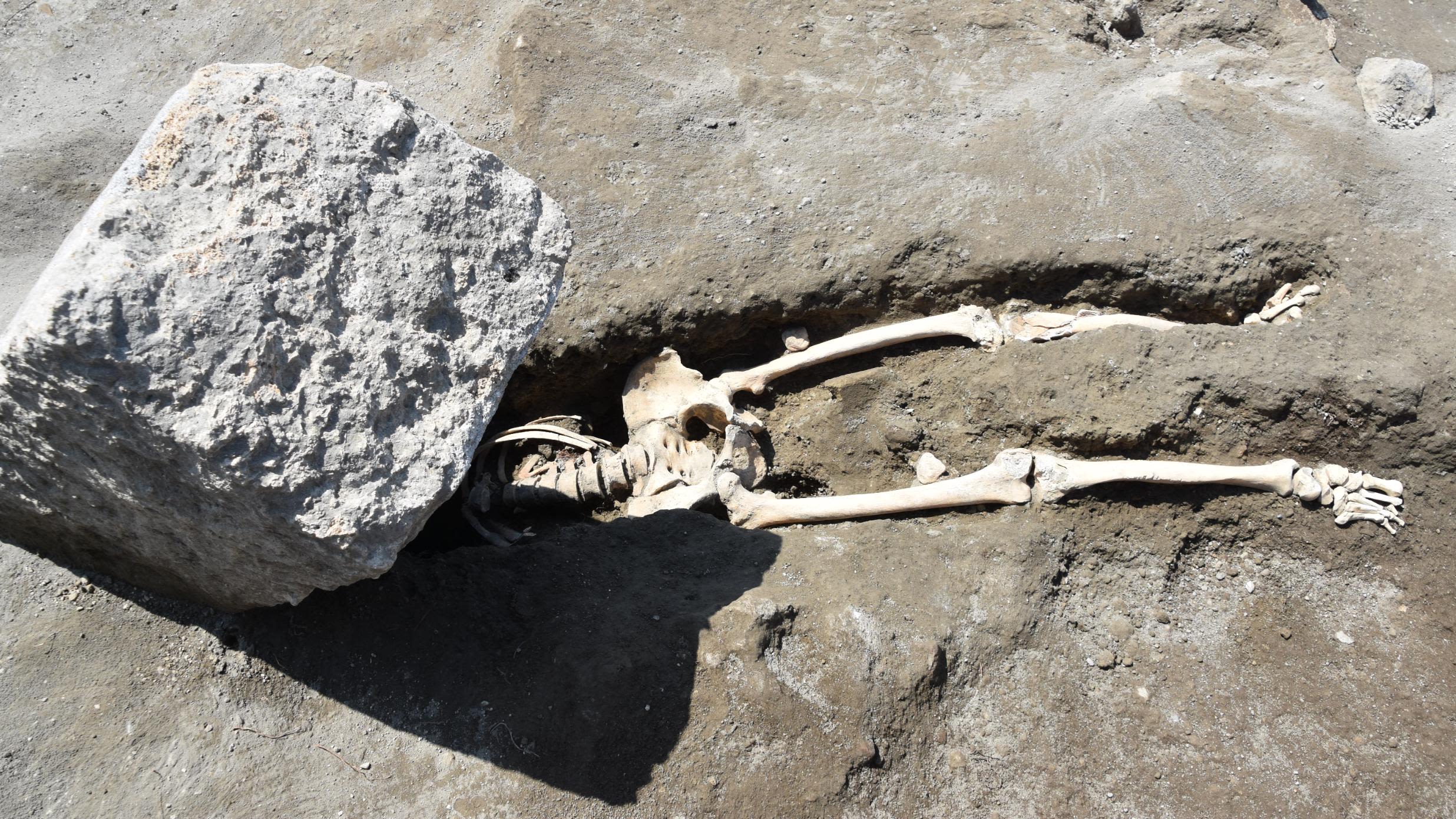 Archaeologists uncover remains of man crushed while fleeing Pompeii | CNN