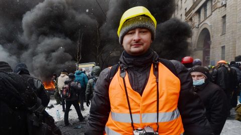 Arkady Babchenko covering unrest in Kiev in 2014.