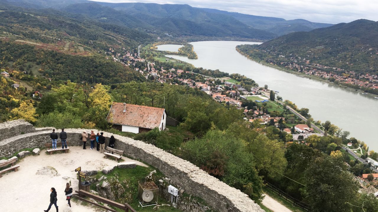<strong>Visegrád: </strong>Located at the top of a 350 meters hill, the upper castle can be reached via a steep hiking trail through the woods or by taxi, and features an armory and a waxwork museum inside.
