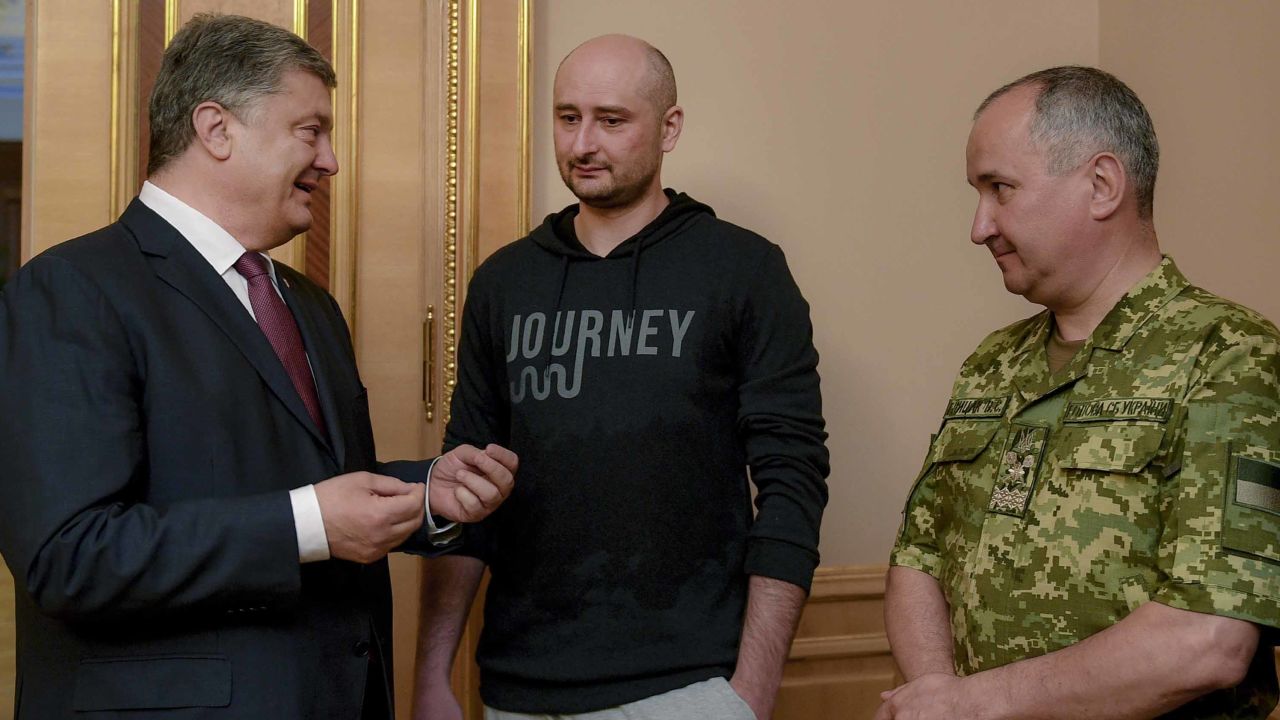 Ukrainian President Petro Poroshenko, left, Russian journalist Arkady Babchenko, center, and Vasily Gritsak, head of the Ukrainian Security Service speak during their meeting in Kiev, Ukraine, Wednesday, May 30, 2018. Babchenko, who was reported shot dead in the Ukrainian capital on Tuesday, showed up at a news conference on Wednesday, saying that the security services faked his death in order to thwart a plot on his life. (Mykola Lazarenko/Presidential Press Service Pool Photo via AP)