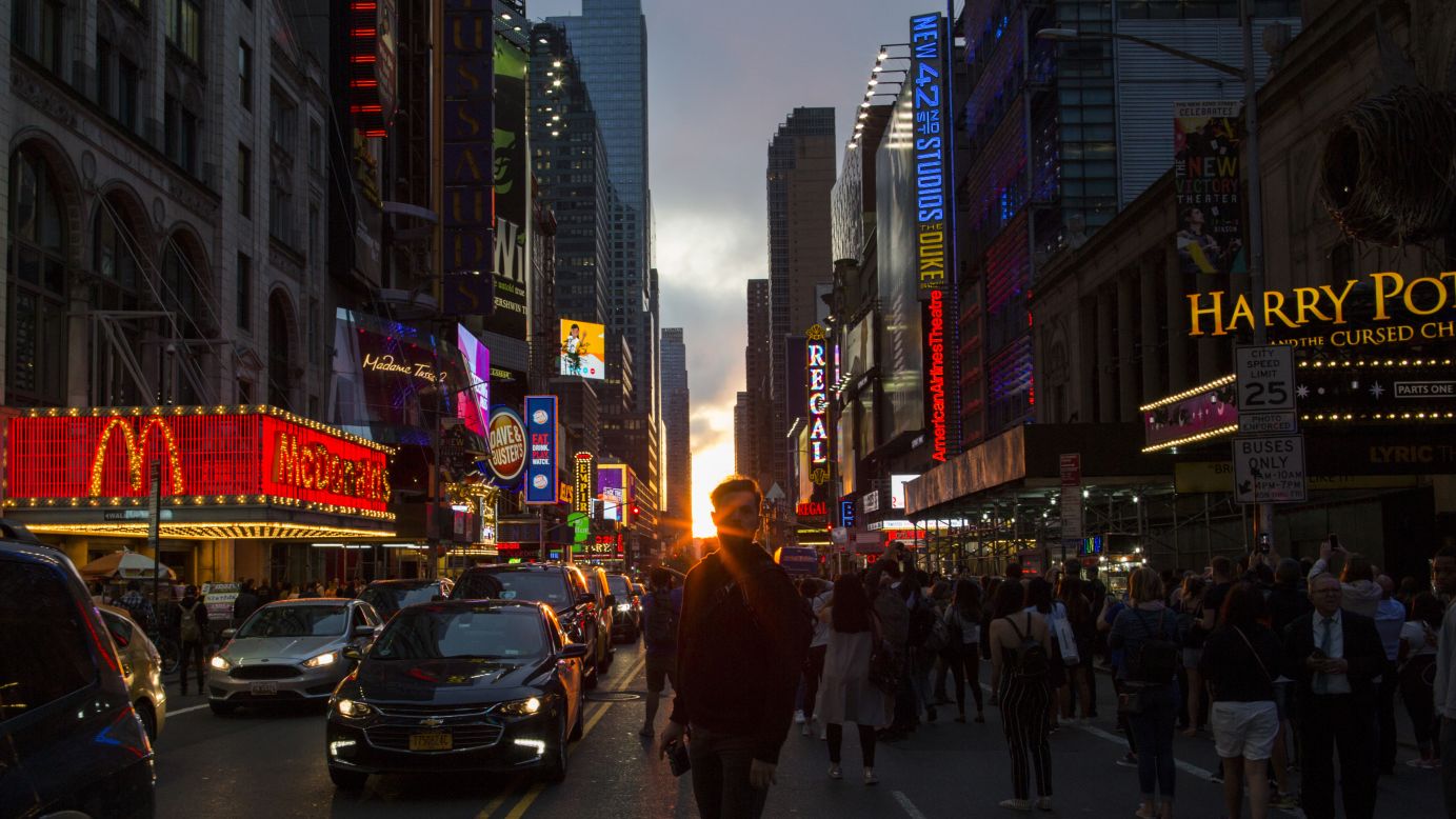 People in New York look at the phenomenon known as "Manhattanhenge" on Wednesday, May 30. <a href="https://www.cnn.com/travel/article/manhattanhenge-sun-new-york-feat/index.html" target="_blank">The semiannual occurrence</a> is when the setting sun aligns perfectly with Manhattan's east-west streets. <a href="http://www.cnn.com/2018/05/24/world/gallery/week-in-photos-0525/index.html" target="_blank">See last week in 23 photos</a>