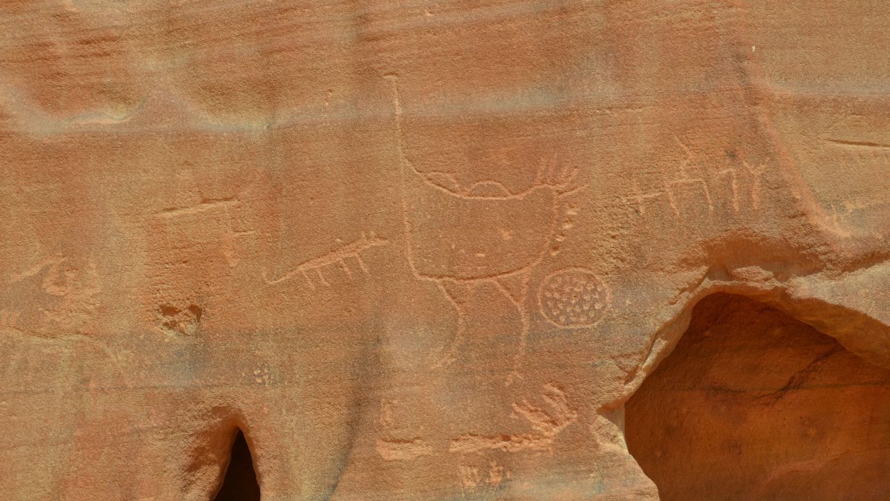 This carving dates from the period before 6,000 BC, when ostriches lived in Al-Ula. Climate change records show that after this time, the landscape transitioned from savannah to desert. As the environment dried up, the ostriches were driven south to their current range in Africa.