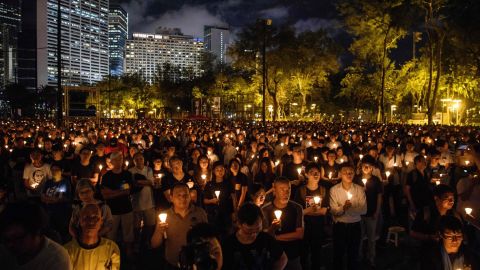 Pessoas seguram velas durante a Vigília de Hong Kong em 4 de junho de 2018.