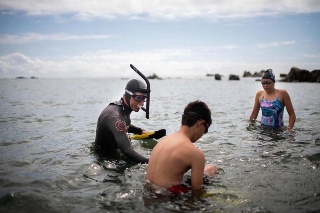 Lecomte begins his swim across the Pacific from Choshi, Japan, surrounded by his children.