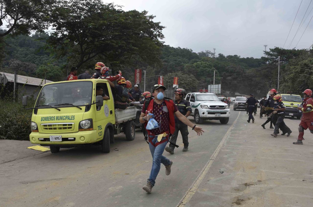 Volunteers and rescuers evacuate a disaster zone in Escuintla on June 5.