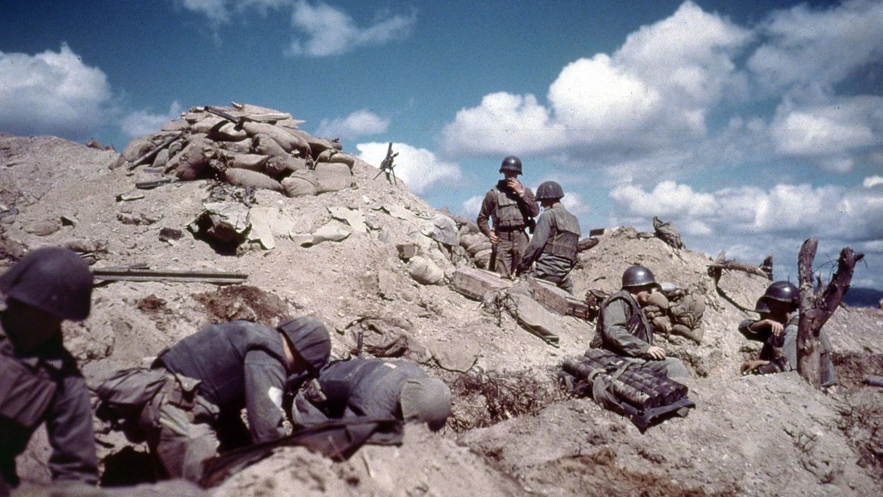 1952: US soldiers dig in to a hill in Korea during the Korean war (1950-1953). (Photo by MPI/Hulton Archive/Getty Images)