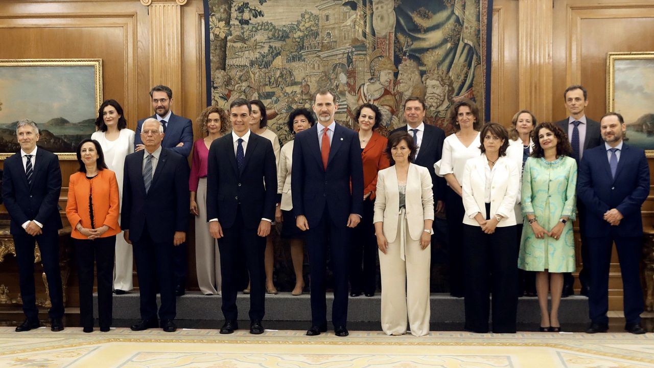 The new Spanish government's ministers pose with the country's newly installed prime minister Pedro Sánchez and King Felipe VI after the taking oath of office at La Zarzuela palace in Madrid on Thursday.