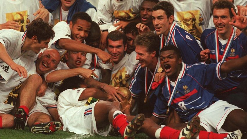 PARIS, FRANCE - JULY 12:  WM FRANCE 98, FINALE Paris; BRASILIEN - FRANKREICH 0:3 (BRA - FRA); FRANKREICH FUSSBALLWELTMEISTER 1998; JUBEL FRA TEAM - Bixente LIZARAZU, Frank LEBOEUF, Thierry HENRY, Lilian THURAM, Zinedine ZIDANE, DIOMEDE, Didier DESCHAMPS, PIRES, Marcel DESAILLY, Laurent BLANC  (Photo by Lutz Bongarts/Bongarts/Getty Images)