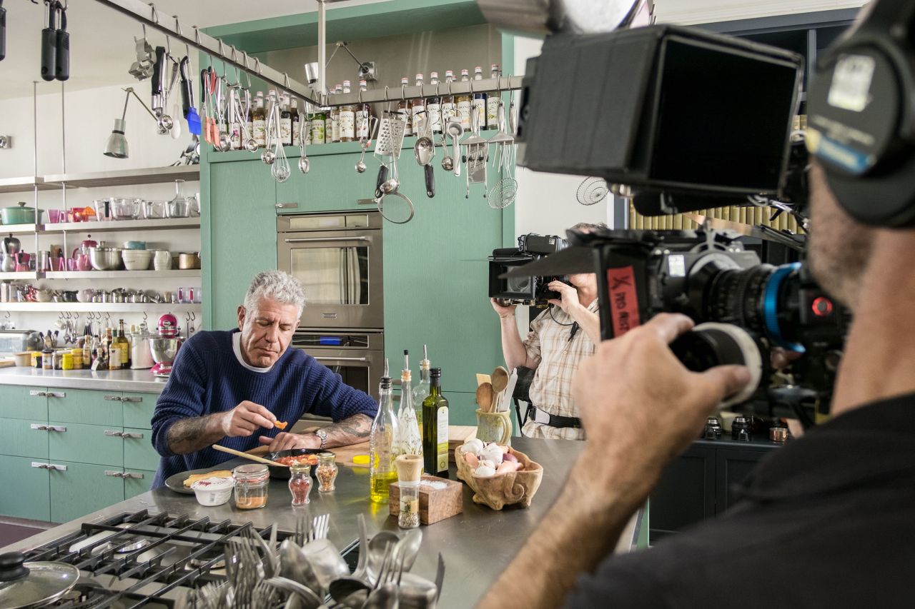 Bourdain enjoys a "hangover cure" breakfast that chef Nigella Lawson made for him at her home in London in 2016.