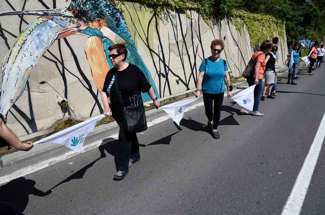 People take part in the human chain in San Sebastián. 