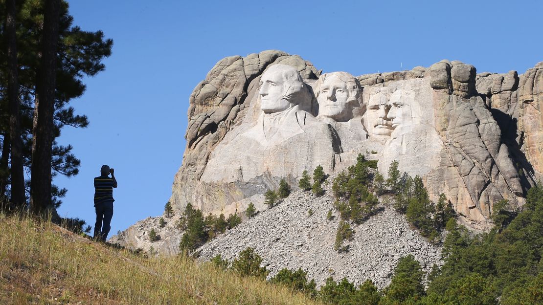 Almost 400 people worked to carve Mount Rushmore between 1927 and 1941.