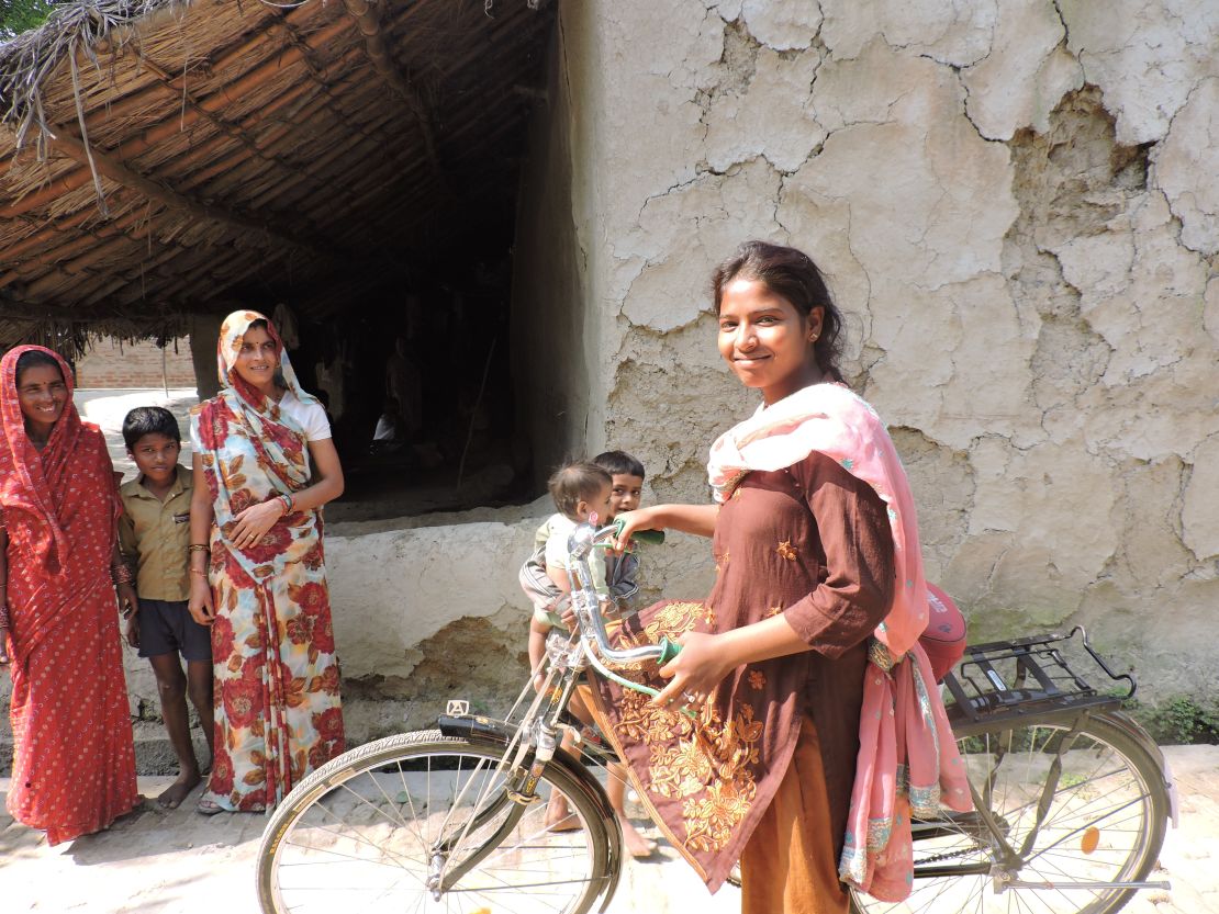Every day, Rajni cycles 40 miles to get to college and cotinue her studies.