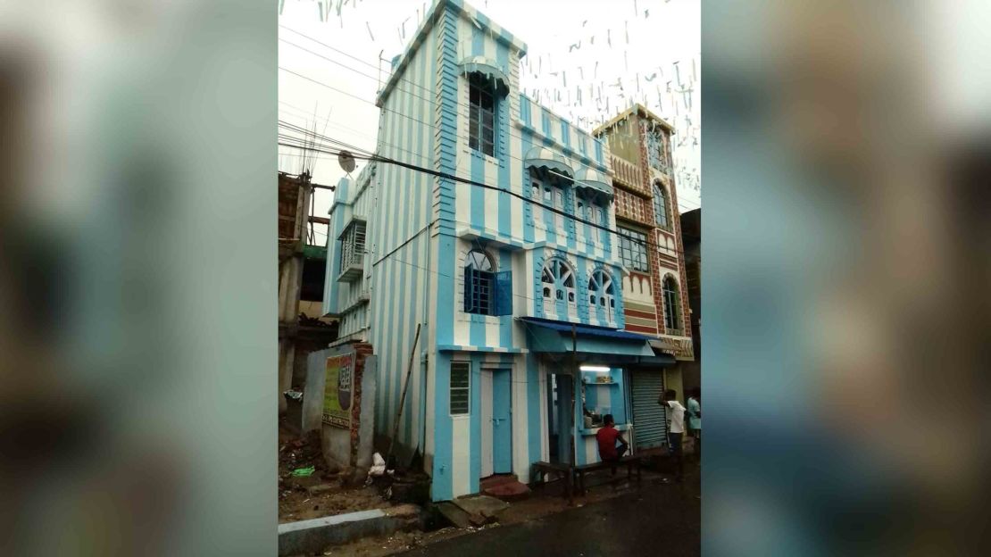 In 2009 Patra painted his home blue and white ahead of Messi's visit to India.