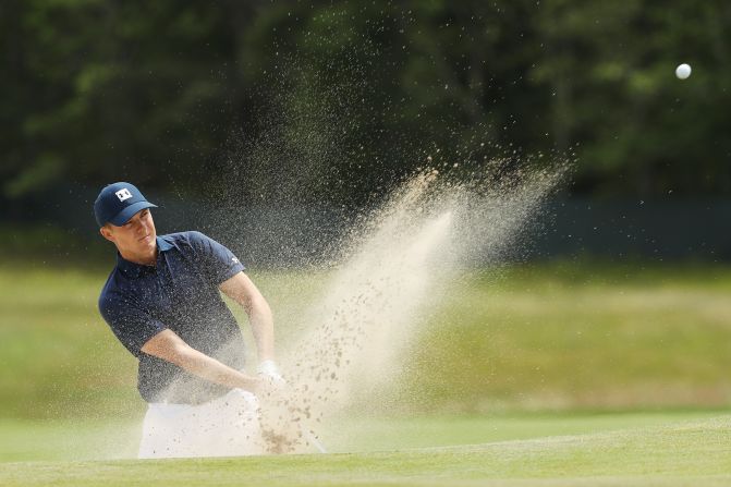 Jordan Spieth made a late scramble to make the cut with four straight birdies but he missed a short putt on the last to ensure an early checkout from Long Island.   