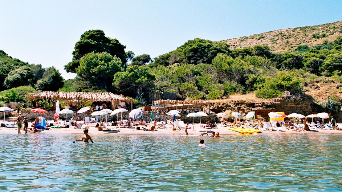 Sunj Beach features 800 meters of sand.