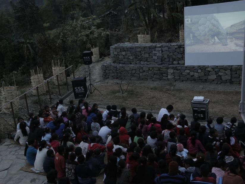 Vertical University often puts on cinema nights for rural communities, showing films that aim to raise environmental awareness. Here they showed a documentary on pangolins in Yangshila.<br />