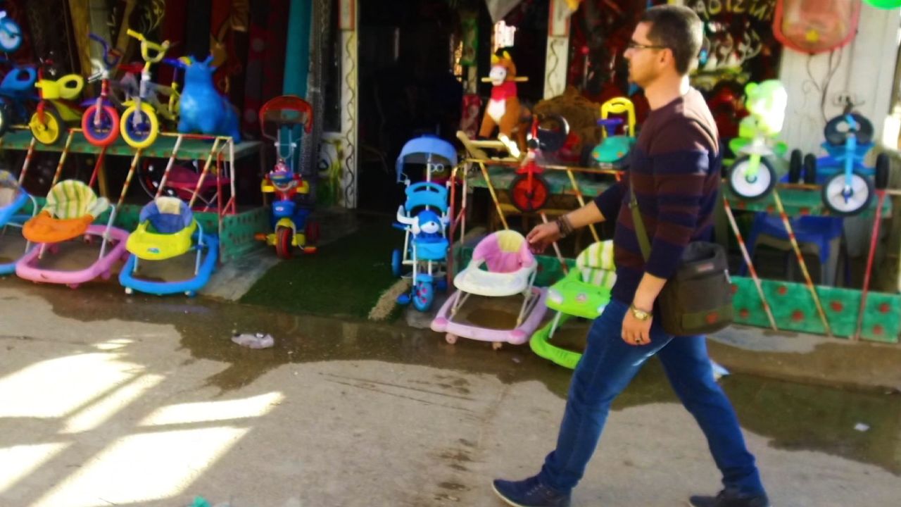 A day in the life of an artist-turned-barber Syrian refugee living in the Zaatari Refugee Camp in Jordan.