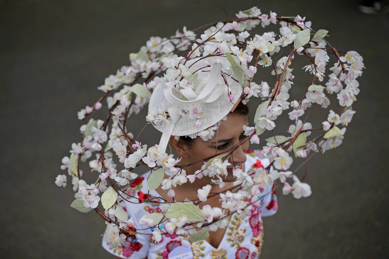 A women wears a delicate white floral design on day one of the races.