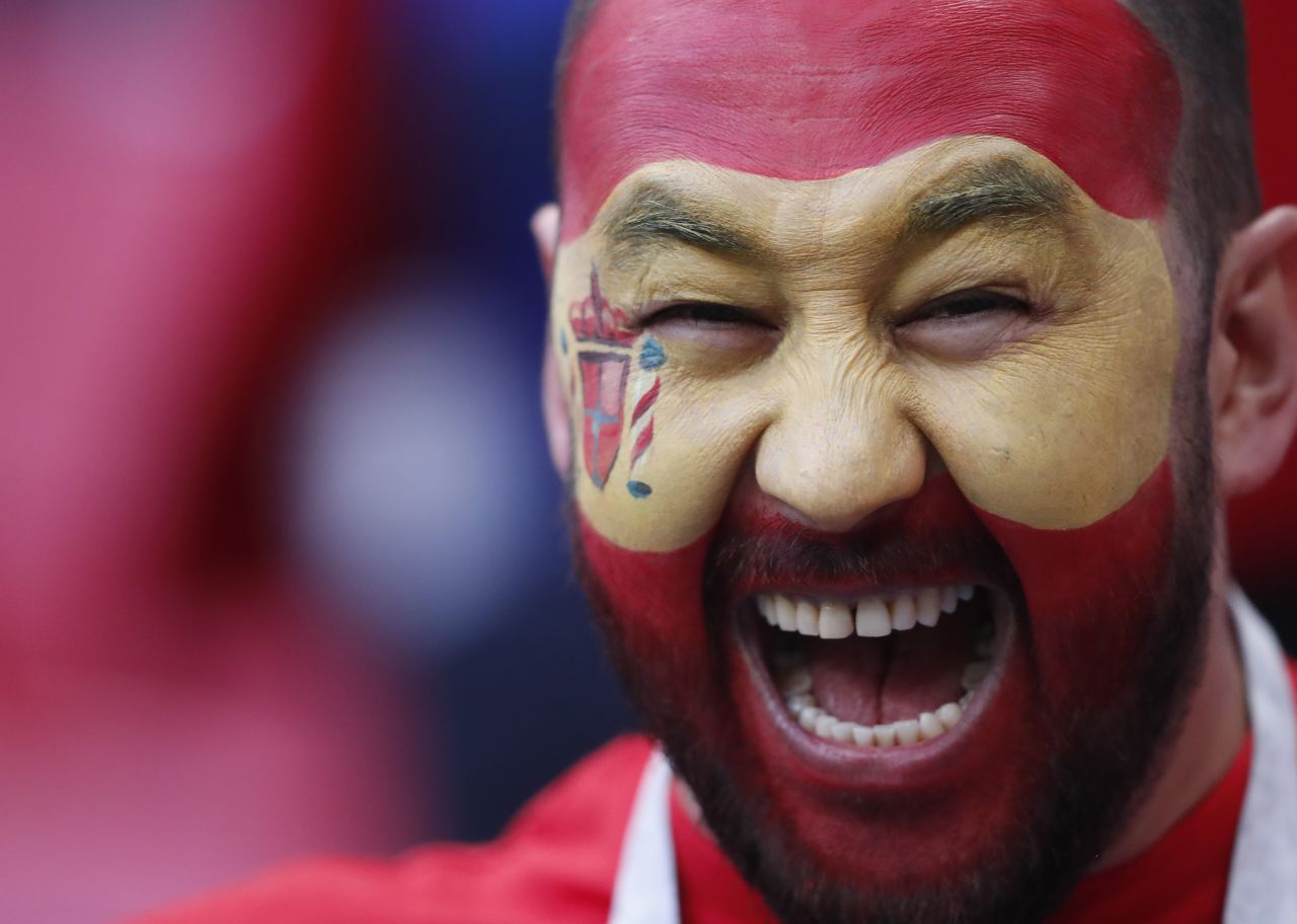 A fan has his face painted with the colors of the Spanish flag on June 20.