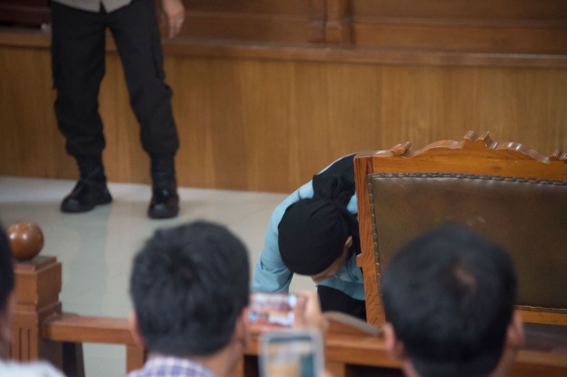 Abdurrahman kisses the floor after hearing the judges' verdict.