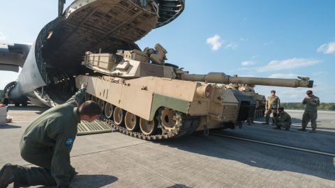 Soldaten van het 2nd Battalion, 7th Infantry Regiment, 1st Armoured Brigade Combat Team, 3rd Infantry Division laden een M1A1 Abrams-tank op een C5 