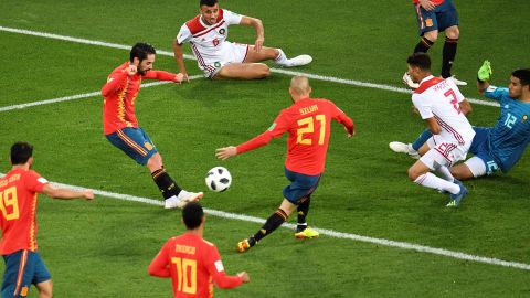 Isco smashes in Spain's first equalizer.