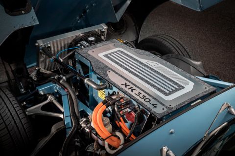 The Jaguar E-type Zero features a lithium-ion battery pack with the same dimensions and similar weight to the original XK six-cylinder engine used in the classic model. 