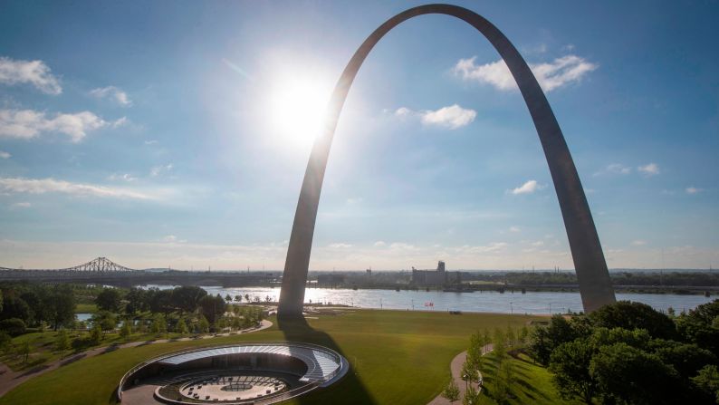 <strong>The Gateway Arch:</strong> Located in St. Louis, Missouri, this sweeping silver structure has become an iconic symbol of the United States. 