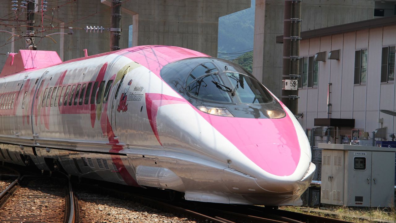 Combining two of Japan's favorite creations: Shinkansen and Hello Kitty.