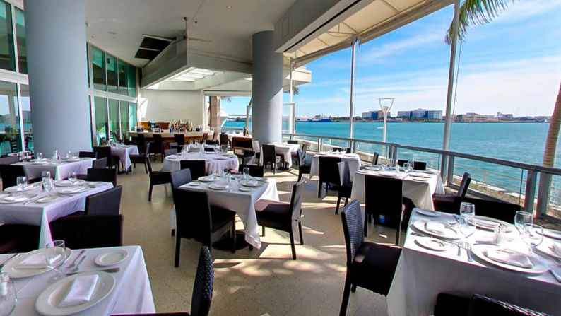 <strong>Il Gabbiano: </strong>This sister restaurant to Il Mulino in New York offers floor to ceiling windows over Biscayne Bay as well as delicious Italian menu in a fine dining atmosphere, with white linen clad tables, comfortable chairs and an opulent decor.