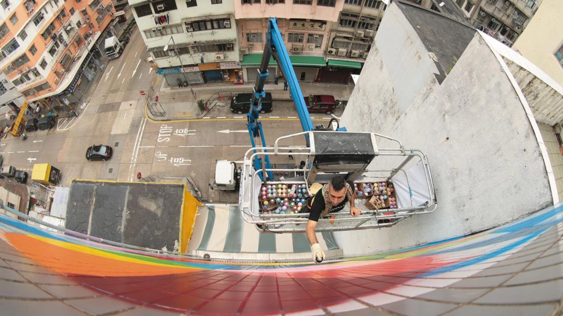 HKwalls gives people a chance to see street artists in action. 