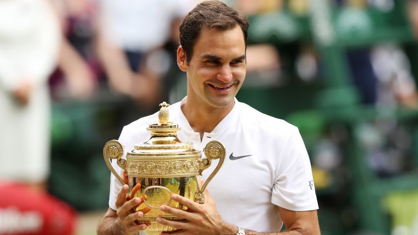 LONDON, ENGLAND - JULY 16:  Roger Federer of Switzerland celebrates victory with the trophy after the Gentlemen's Singles final against  Marin Cilic of Croatia on day thirteen of the Wimbledon Lawn Tennis Championships at the All England Lawn Tennis and Croquet Club at Wimbledon on July 16, 2017 in London, England.  (Photo by Julian Finney/Getty Images)