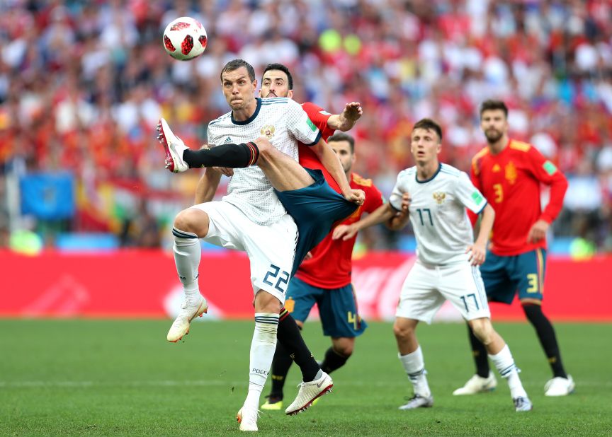 Dzyuba is defended by Sergio Busquets.