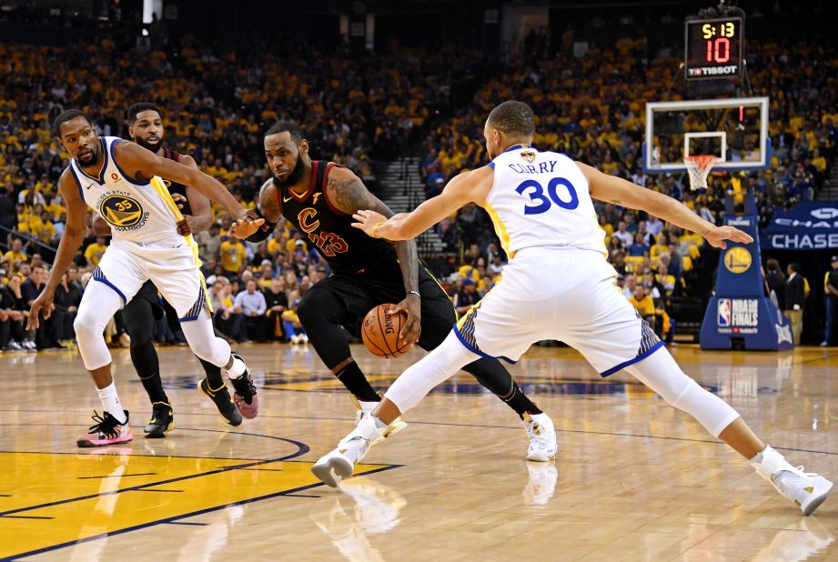 LOOK: Kevin Durant guarding LeBron James and other pictures from