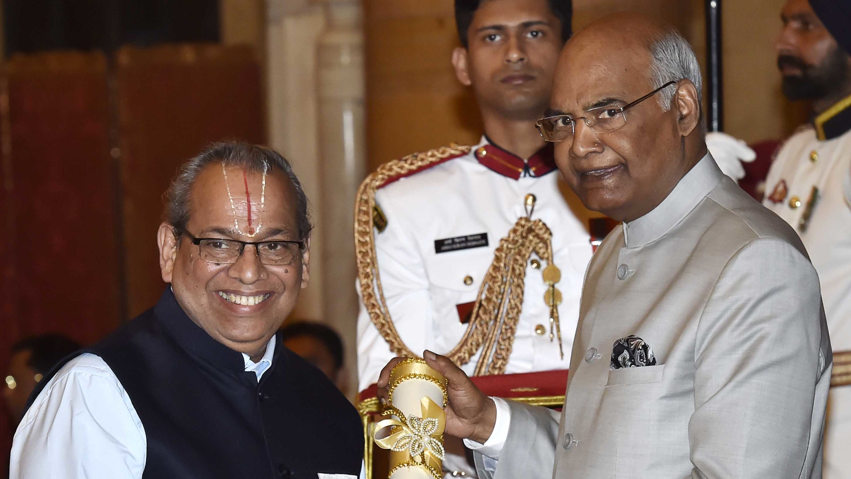 Rajagopalan Vasudevan receives the Padma Shri award from President Ram Nath Kovind in March 2018.