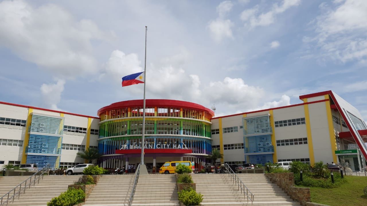 The flag in front of Tanauan City Hall flies at half-staff following the murder of Mayor Antonio Halili.
