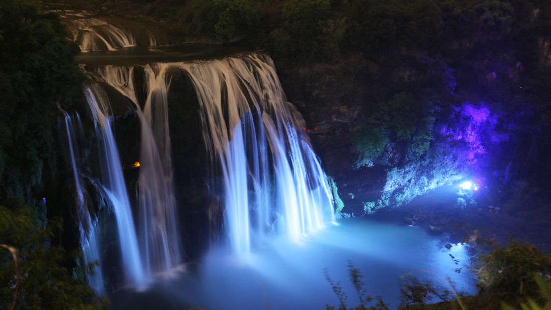 <strong>Huangguoshu Waterfall: </strong>As the park's centerpiece, Huangguoshu's main waterfall is an 83-meter-wide and 67-meter-high wonder.