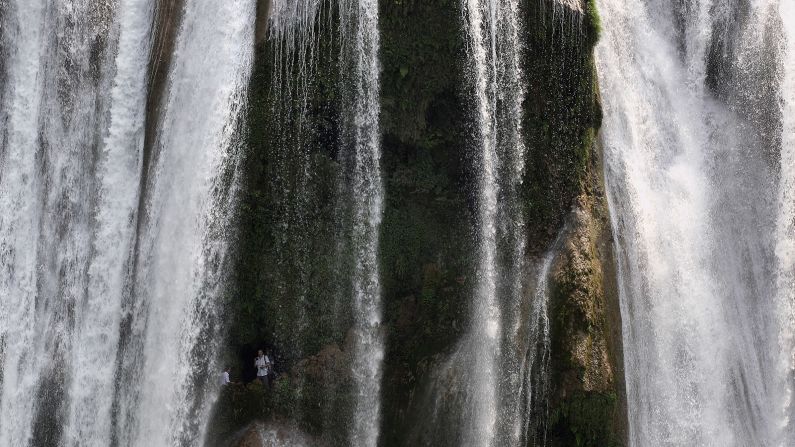 <strong>Water-Curtain Cave: </strong>Water Curtain Cave is a 134-meter-long cave, with windows and halls, behind the main waterfall.