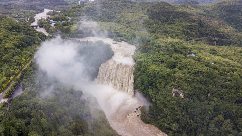 <strong>World's largest waterfall cluster: </strong>Huangguoshu National Park was one of China's first national parks, officially recognized in 1982. It's home of the world's largest waterfall cluster. There are 18 of them in all. 