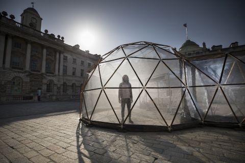 In the London dome, visitors are exposed to moderate levels of nitrogen dioxide and a specially crafted scent called "Living Diesel."