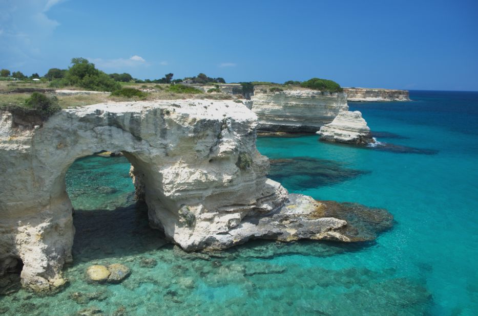 <strong>Torre dell Orso:</strong> This crescent-shaped sand beach is known for the its coastal rock formations and his a popular draw for cliff divers.