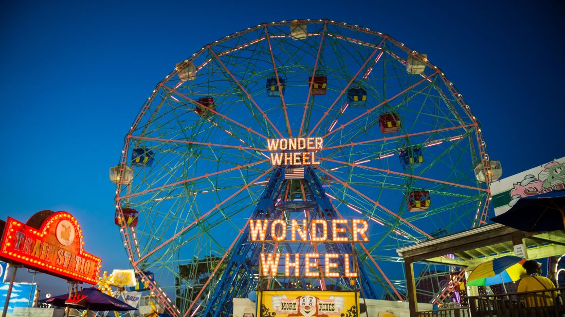 <strong>Wonder Wheel:</strong> This Ferris Wheel was made for selfies before selfies even existed.