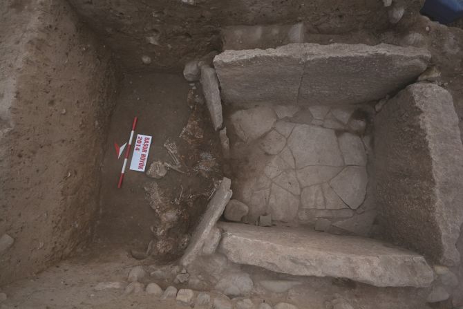 A total of 10 skeletons, a mix of males and females aged between 11 and 20, were excavated from the Başur Höyük cemetery. Eight of the skeletons were located in an outer chamber and piled one on top of the other, right at the foot of two children in the inner chamber.