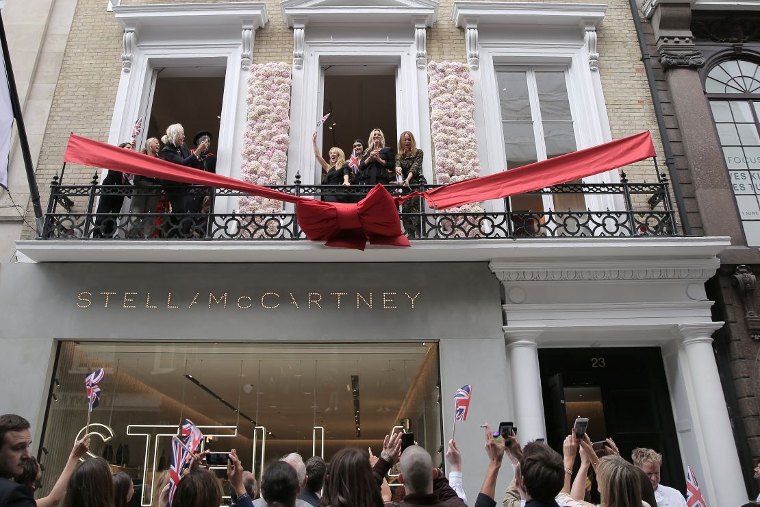  Kylie Minogue, Kate Moss and Stella McCartney at the Stella McCartney flagship store opening party in Mayfair, London in June 2018.