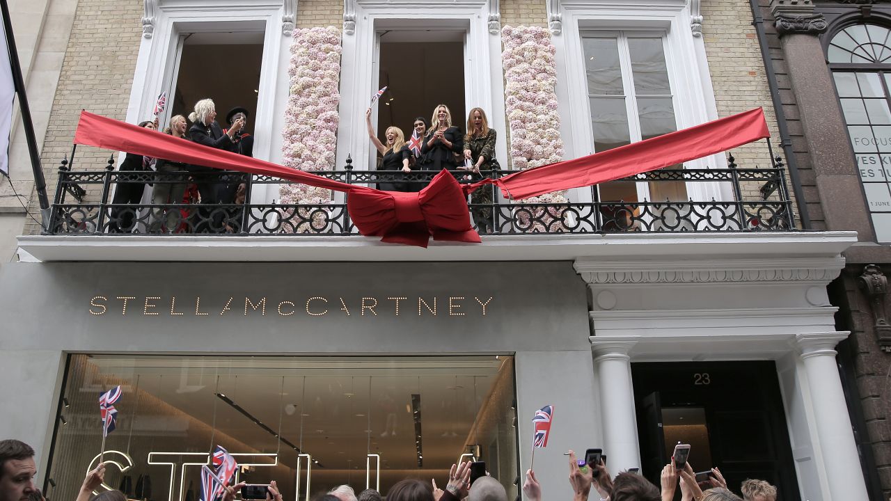  Kylie Minogue, Kate Moss and Stella McCartney at the Stella McCartney flagship store opening party in Mayfair, London in June 2018.