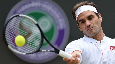 Roger Federer leans into a forehand in his match with Kevin Anderson.