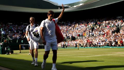 Roger Federer thanks the Wimbledon crowd after losing to Kevin Anderson.