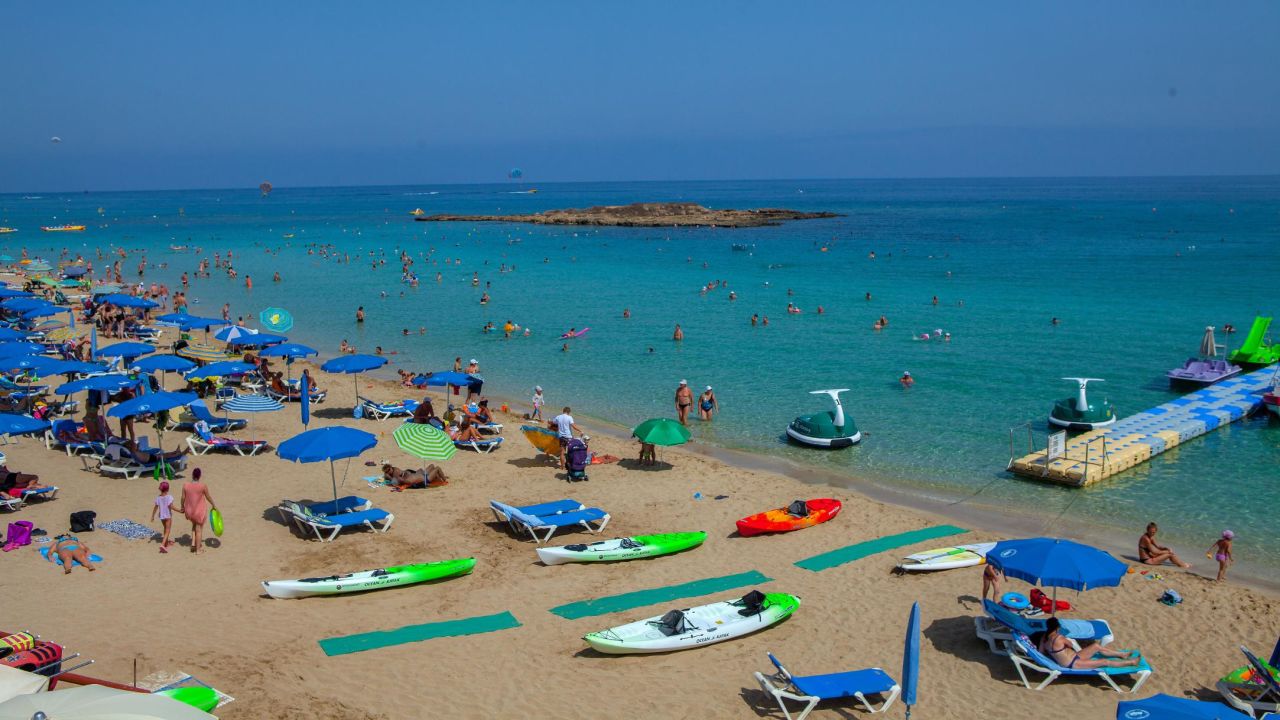 <strong>Fig Tree Bay:</strong> Another family friendly beach spot, Fig Tree Bay is also home to a small islet which you can swim out to. 